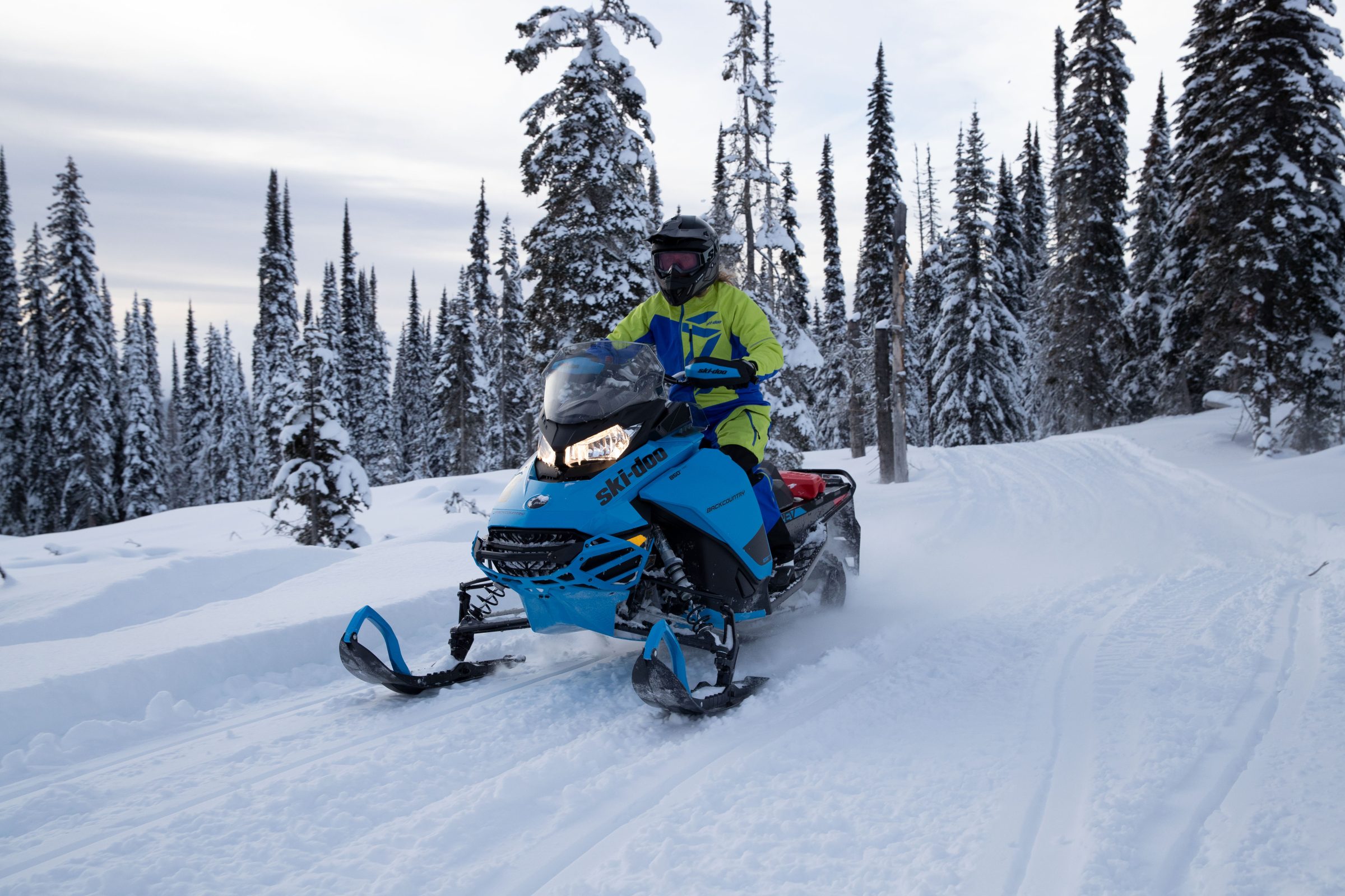 1 day snowmobile tour Québec City 2 PILOTS MINIMUM TO BOOK THIS TOUR