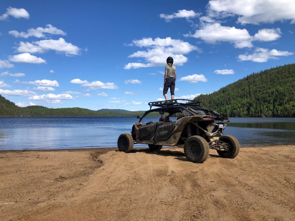 Cam-Am sur le bord d'un lac pour adminer une vue incroyable lors d'une randonnée