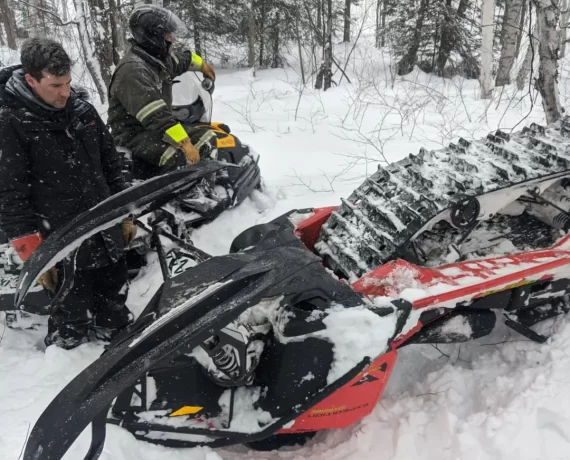 Hommes en formation motoneige dans la neige